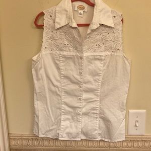 Talbot’s white sleeveless button down with floral appliqué. Size 6